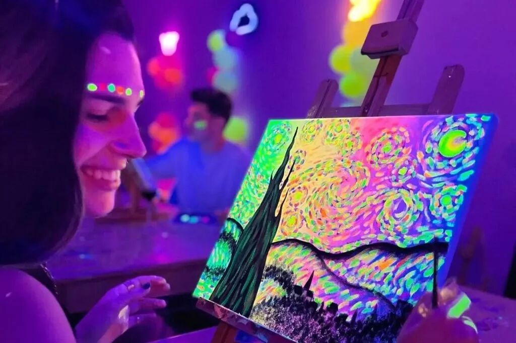 Laboratorio di pittura e vino dell'Accademia Wine Gogh Glow