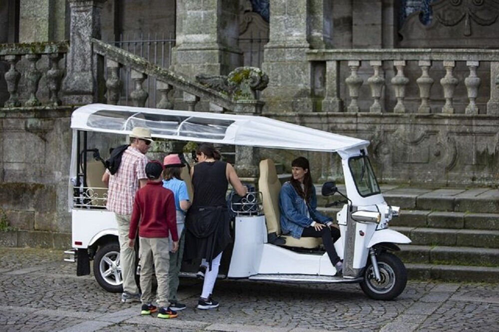 Passeio privativo de 2 horas de Tuktuk no Porto para o Mosteiro e as Adegas