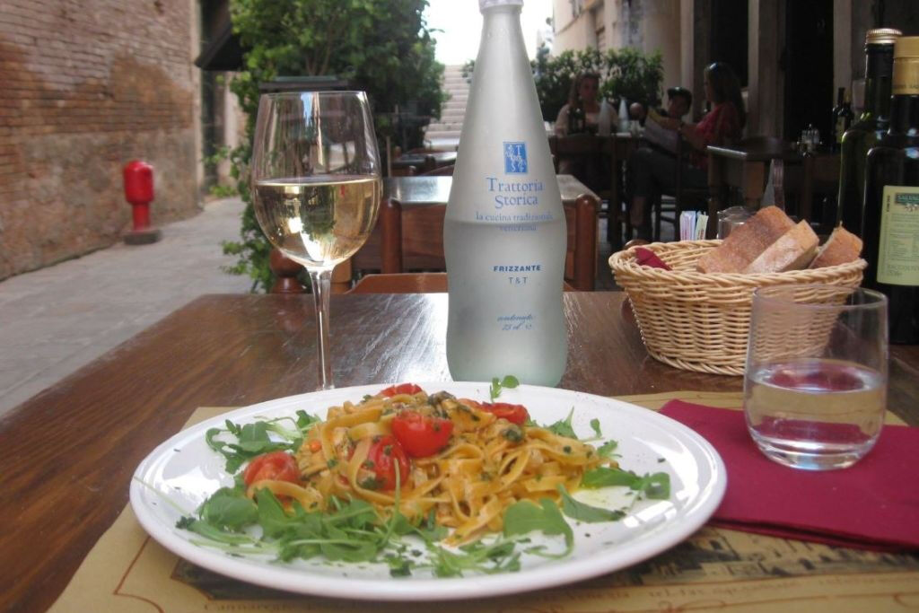 Cena in un ristorante tipico veneziano