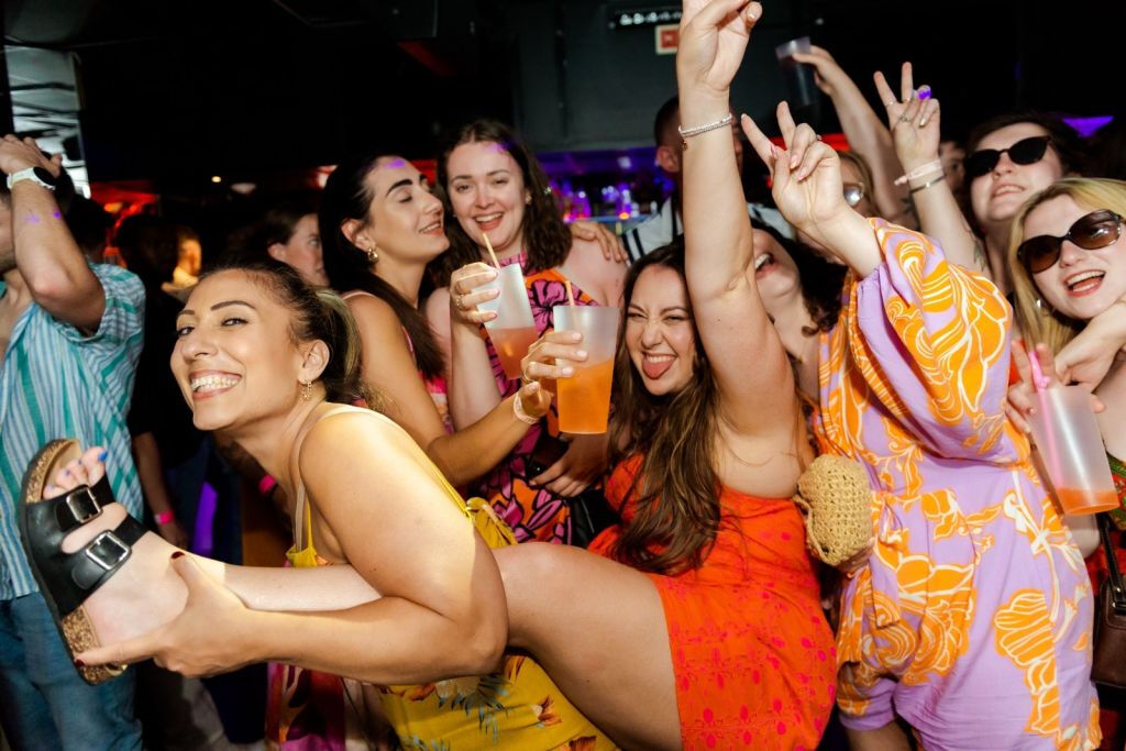 Lisboa: Pub Crawl con barra libre, chupitos y entrada al Club VIP