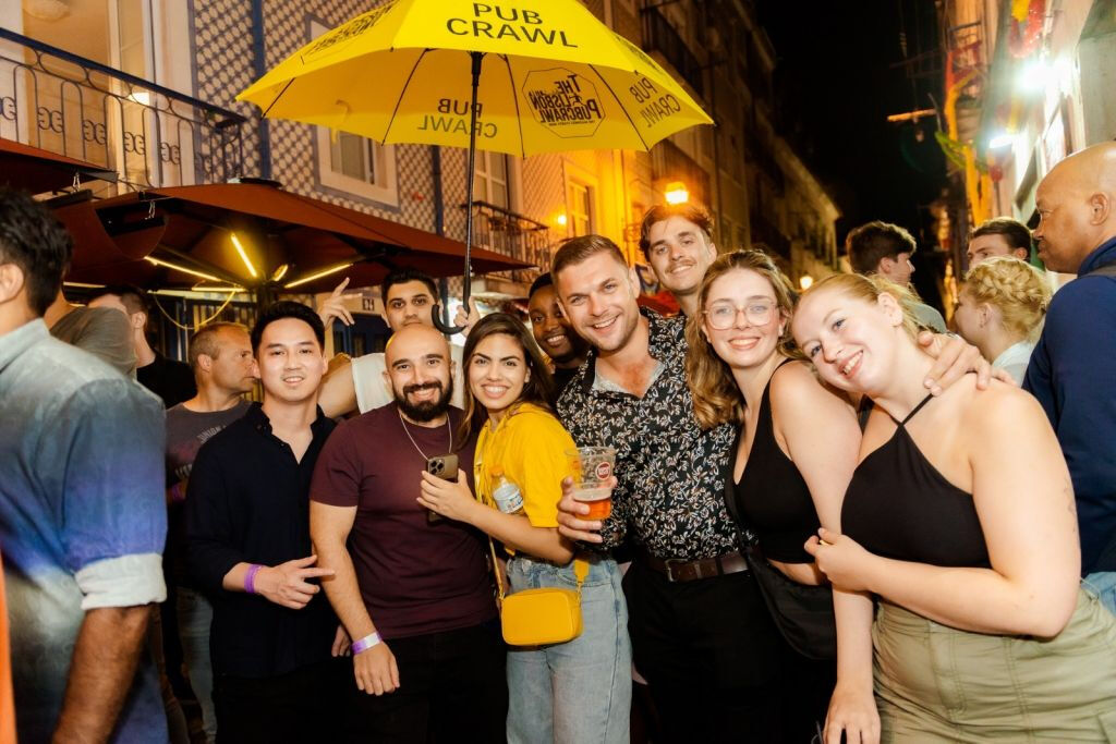 Lisboa: Pub Crawl con barra libre, chupitos y entrada al Club VIP