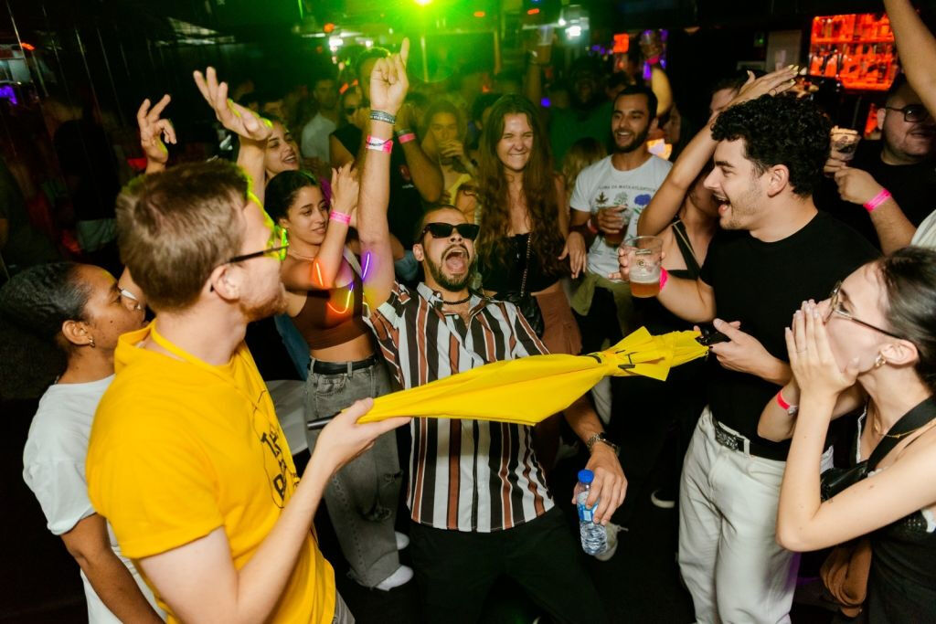 Lisboa: Pub Crawl con barra libre, chupitos y entrada al Club VIP