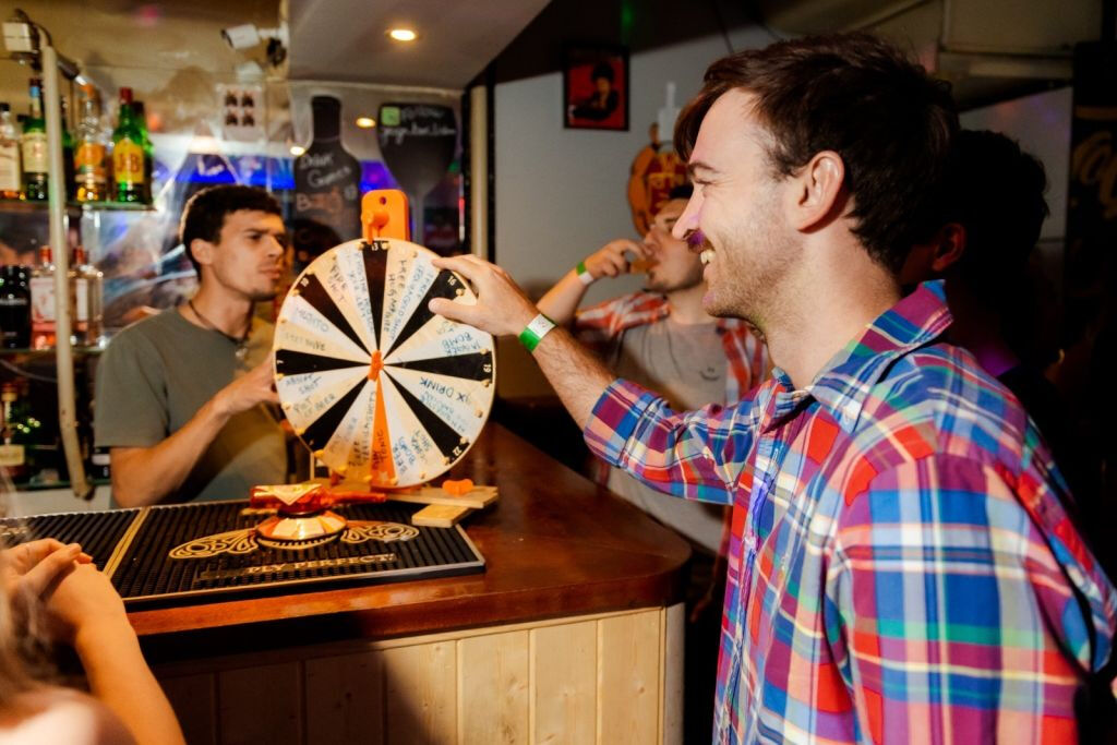 Lisboa: Pub Crawl con barra libre, chupitos y entrada al Club VIP