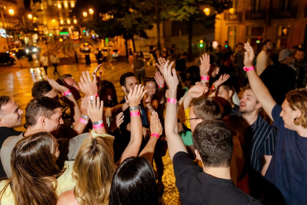 Lisboa: Pub Crawl con barra libre, chupitos y entrada al Club VIP