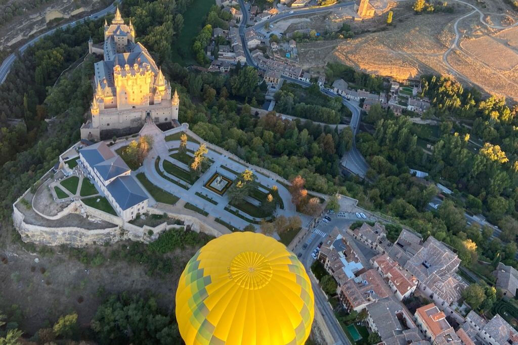 Segovia: Vuelo en Globo + Autobús Turístico