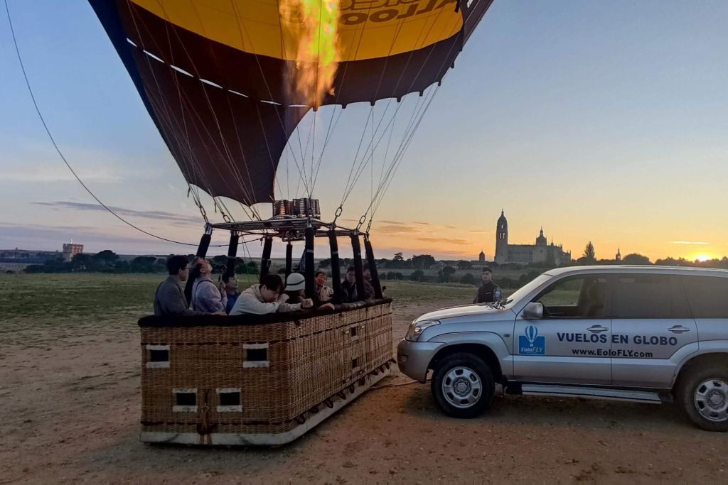 Segovia: Vuelo en Globo + Autobús Turístico
