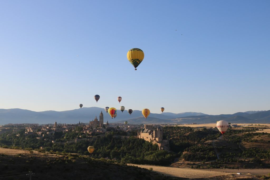 Segovia: Vuelo en Globo + Autobús Turístico