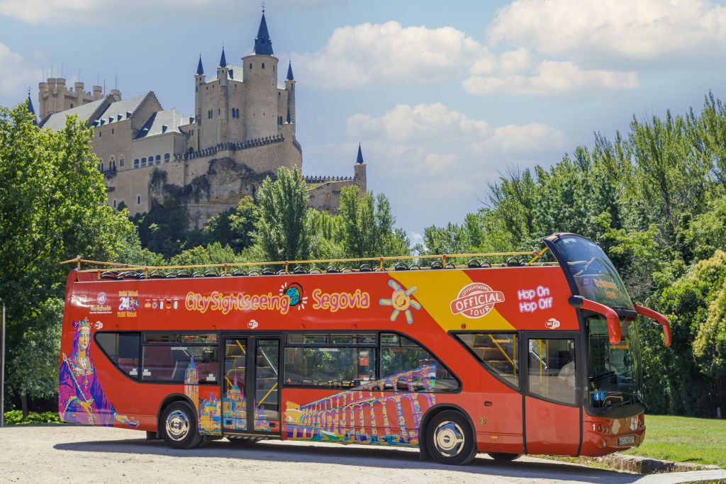 Segovia: Vuelo en Globo + Autobús Turístico