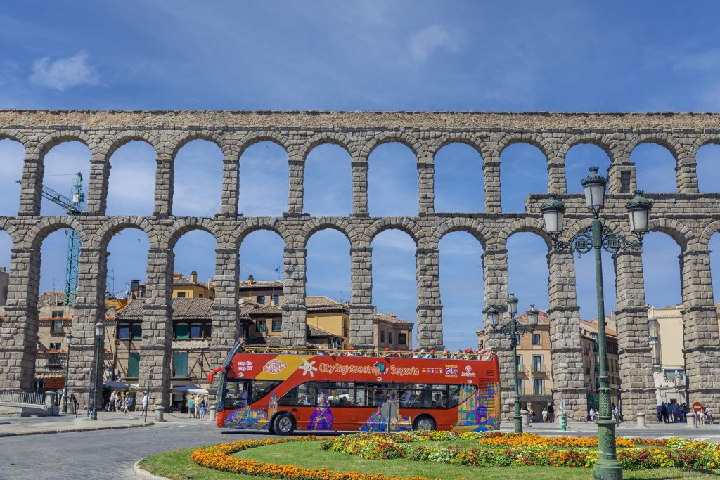 Segovia: Vuelo en Globo + Autobús Turístico