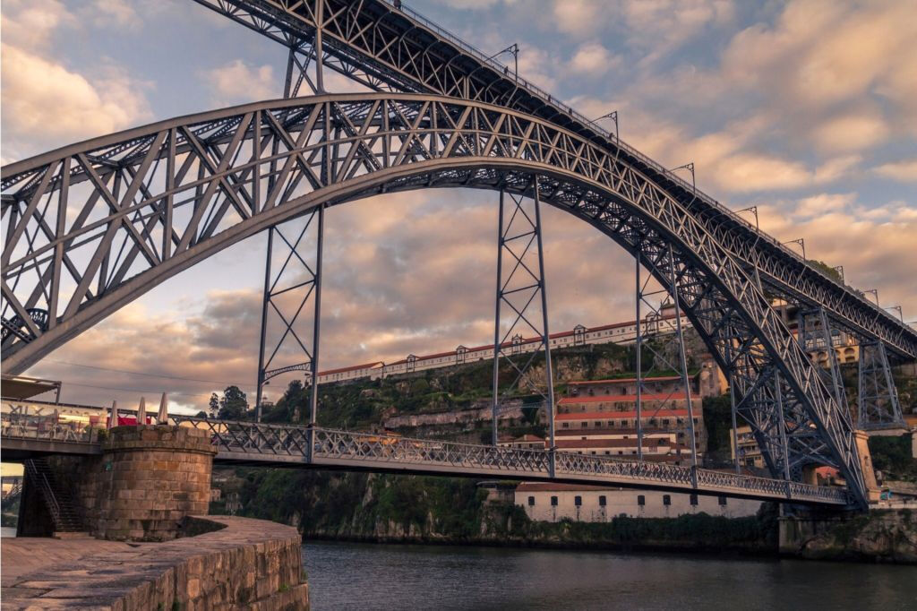Caça ao tesouro e visita autoguiada aos pontos turísticos do Porto (Gaia)