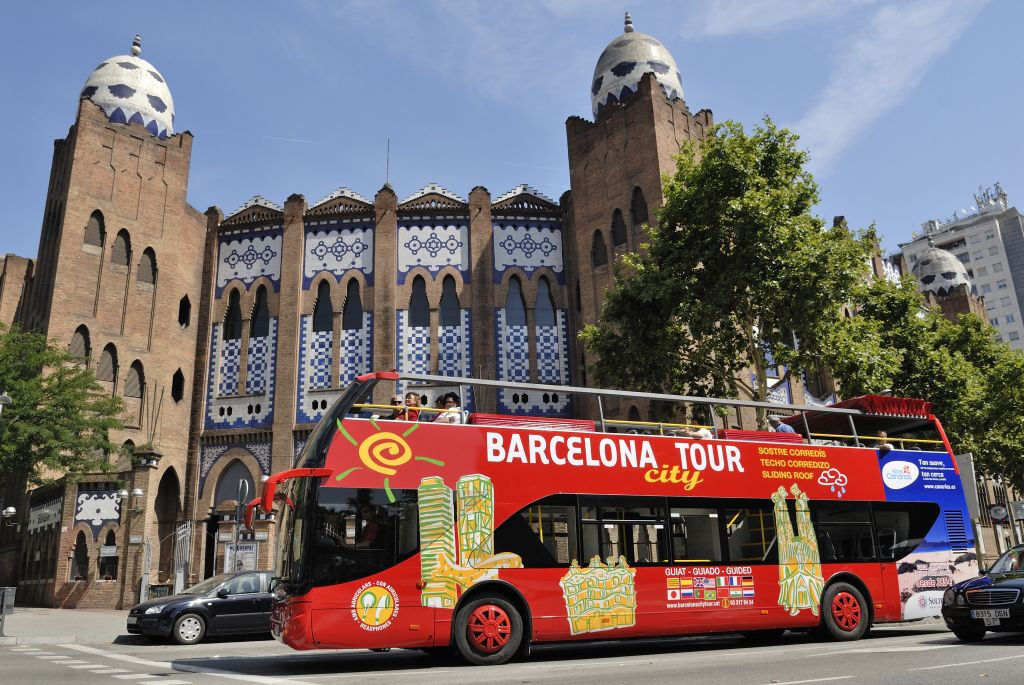 Hop-on Hop-off Bus + FC Barcelona Immersive Tour & Museum
