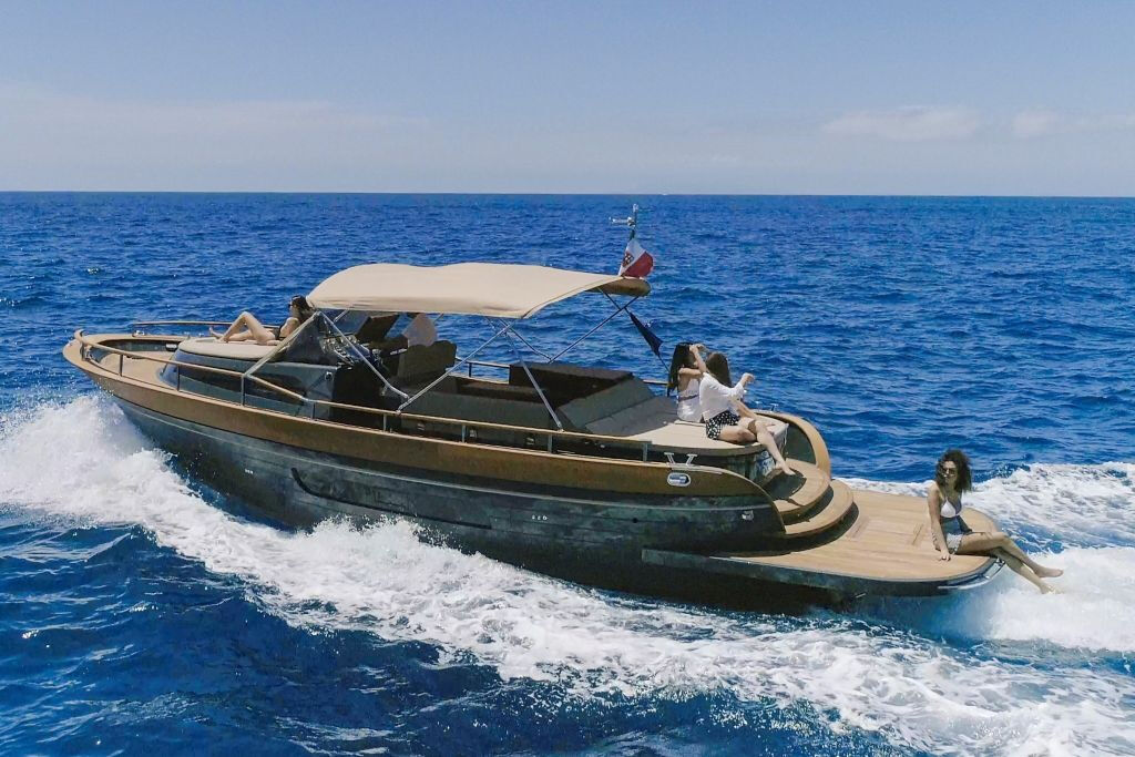 Capri: passeio de barco para pequenos grupos saindo de Nápoles