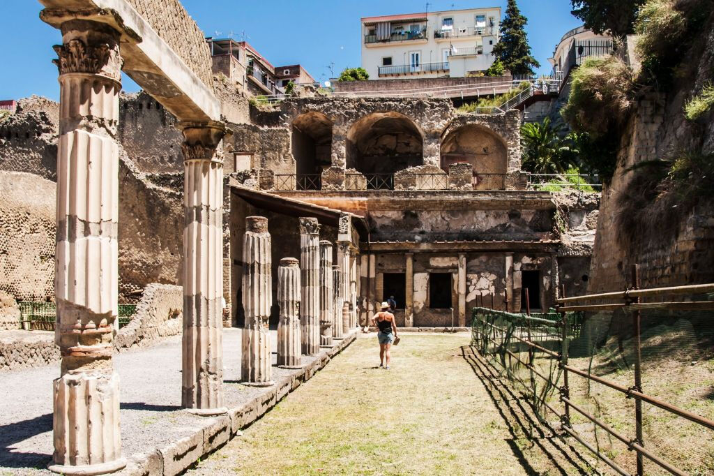 Herculaneum: Guided Tour + Roundtrip from Naples