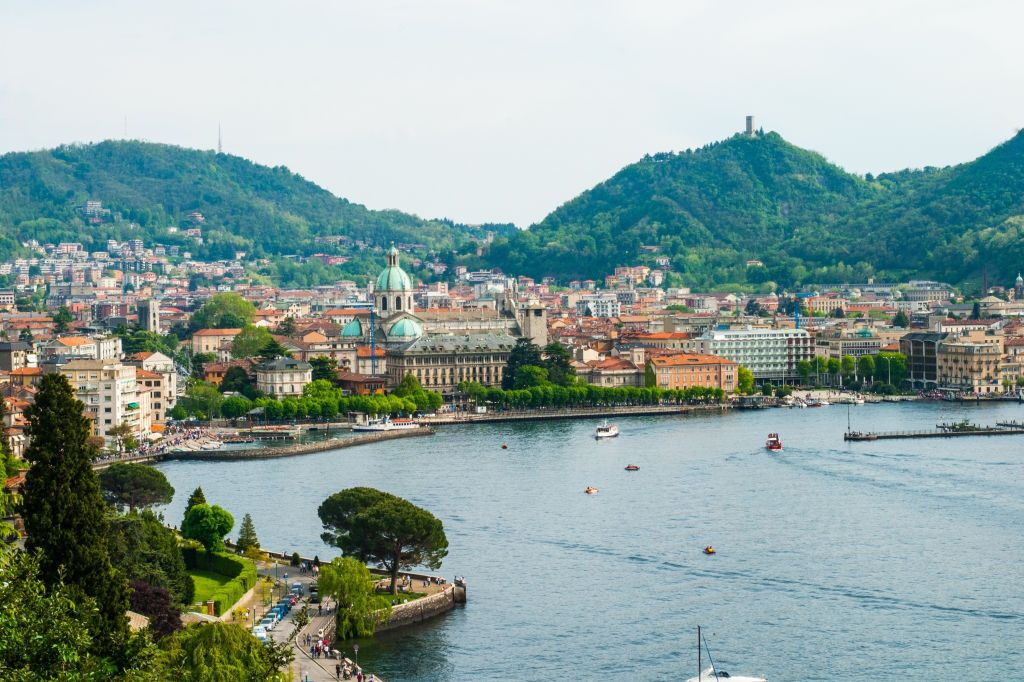 Como: Tour guidato a piedi della città con biglietto per la crociera