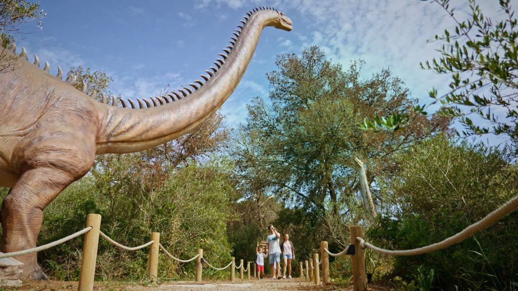 Excursion d'une demi-journée à Dinosaurland et Cuevas del Hams