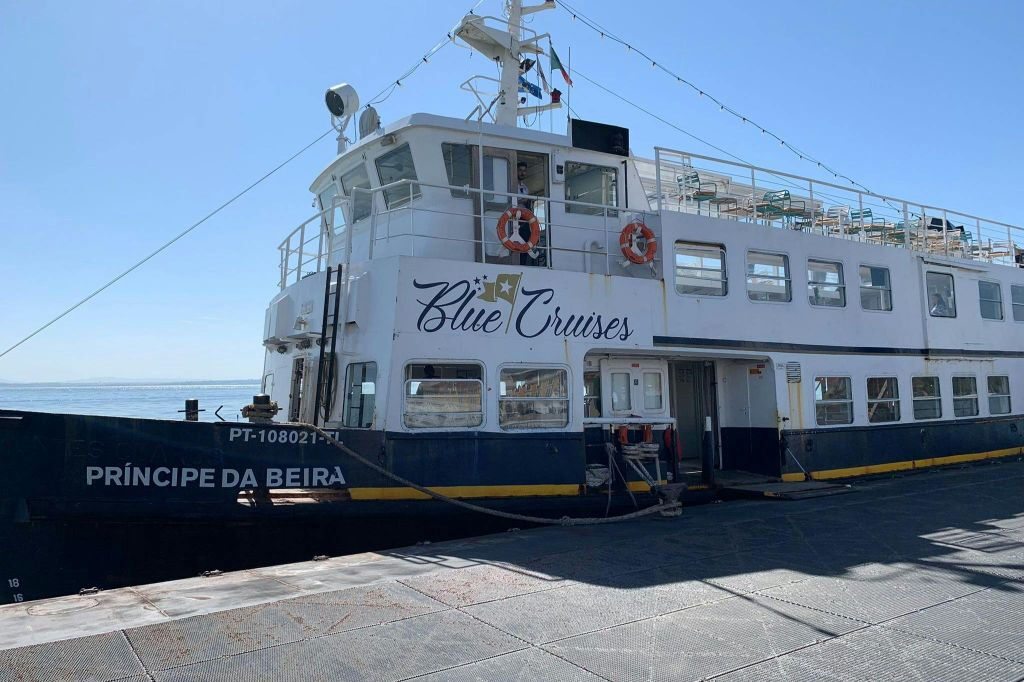 Lisboa Paseo en barco por el río Tajo con una bebida incluida