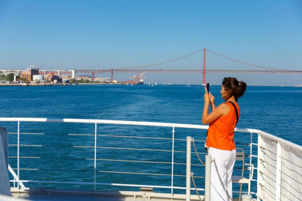 Lisboa Paseo en barco por el río Tajo con una bebida incluida