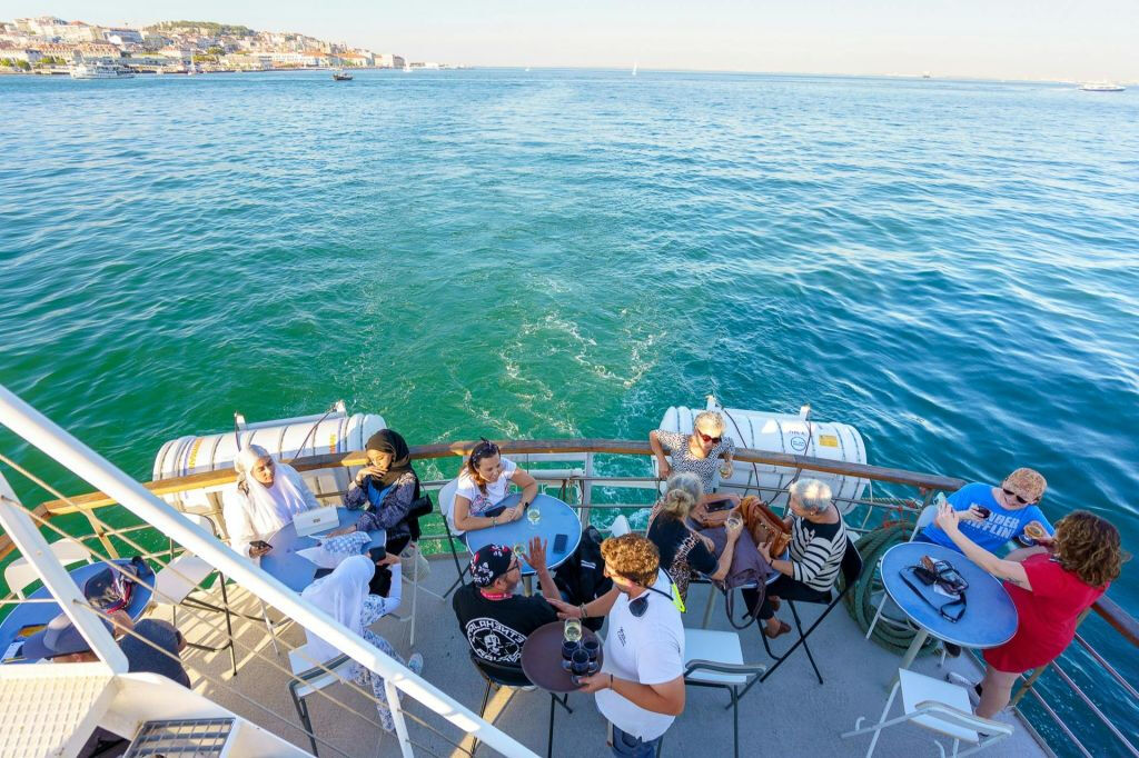 Lisboa Paseo en barco por el río Tajo con una bebida incluida