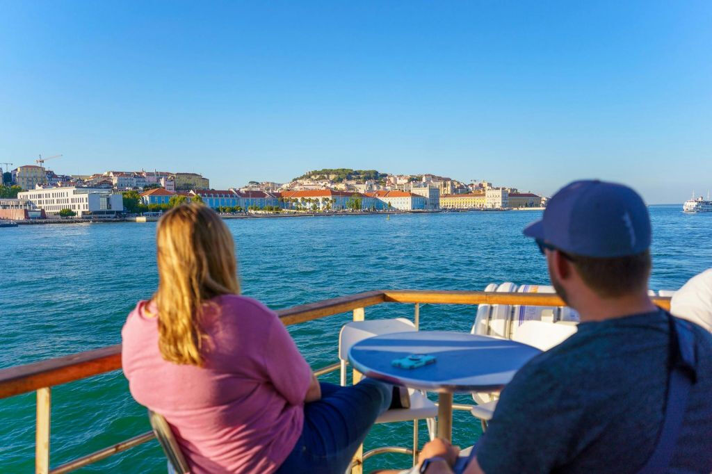 Lisboa Paseo en barco por el río Tajo con una bebida incluida