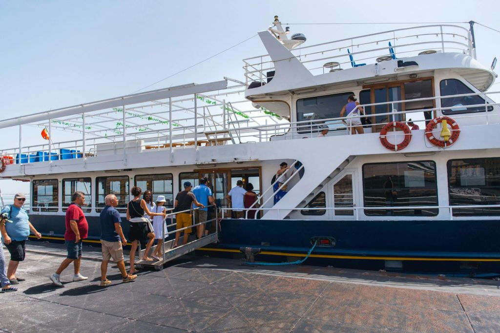 Lisboa Paseo en barco por el río Tajo con una bebida incluida