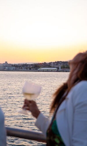 Cruzeiro ao pôr do sol no rio Tejo em Lisboa com bebidas e petiscos