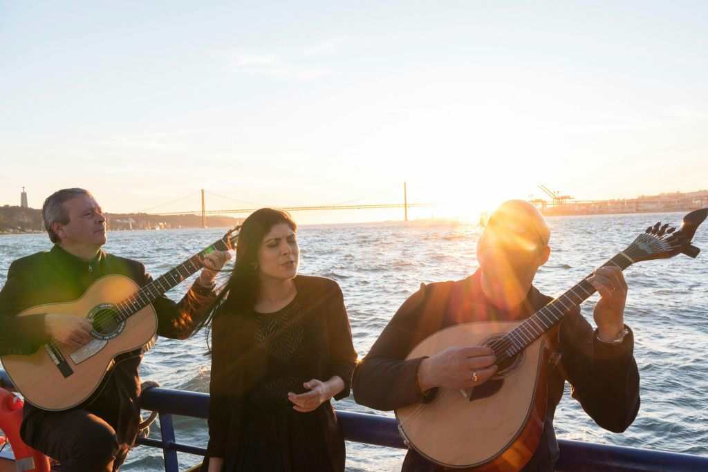 Lisbon: Boat Tour with Fado Show