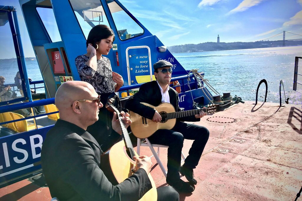 Lisbona: Tour in barca con spettacolo di Fado