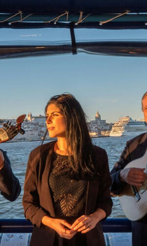 Lisboa: Passeio de barco com show de fado