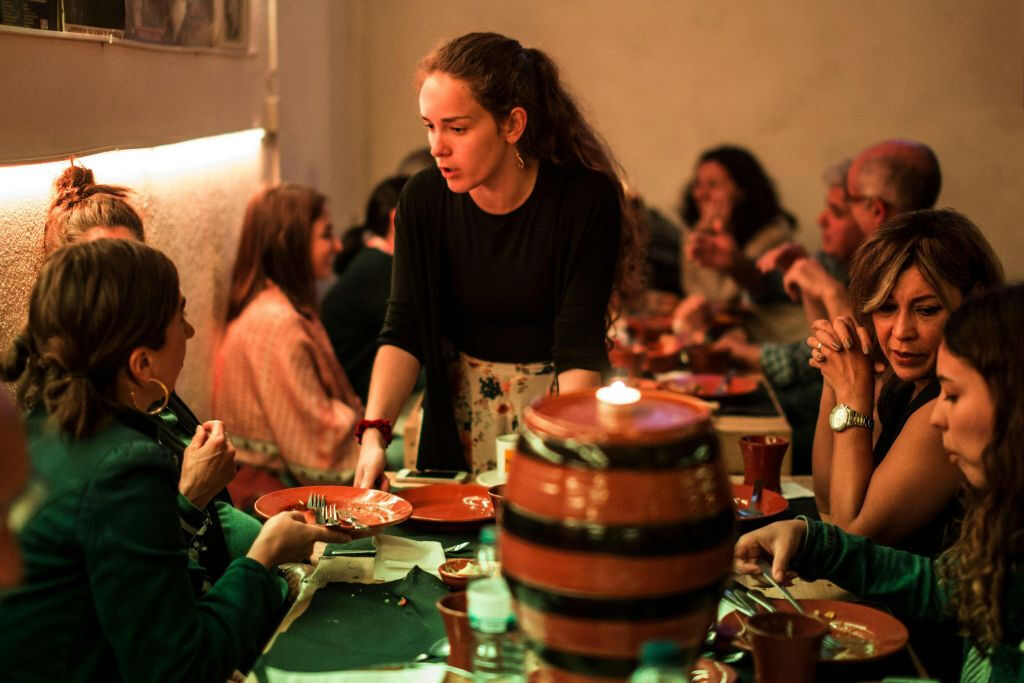Lisbona: Tour gastronomico guidato + spettacolo di Fado