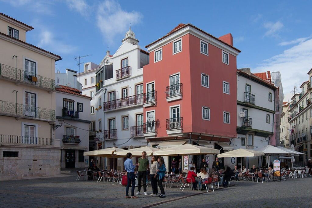 Lisbona: Tour gastronomico guidato + spettacolo di Fado