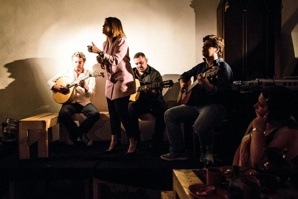 Lisbona: Tour gastronomico guidato + spettacolo di Fado