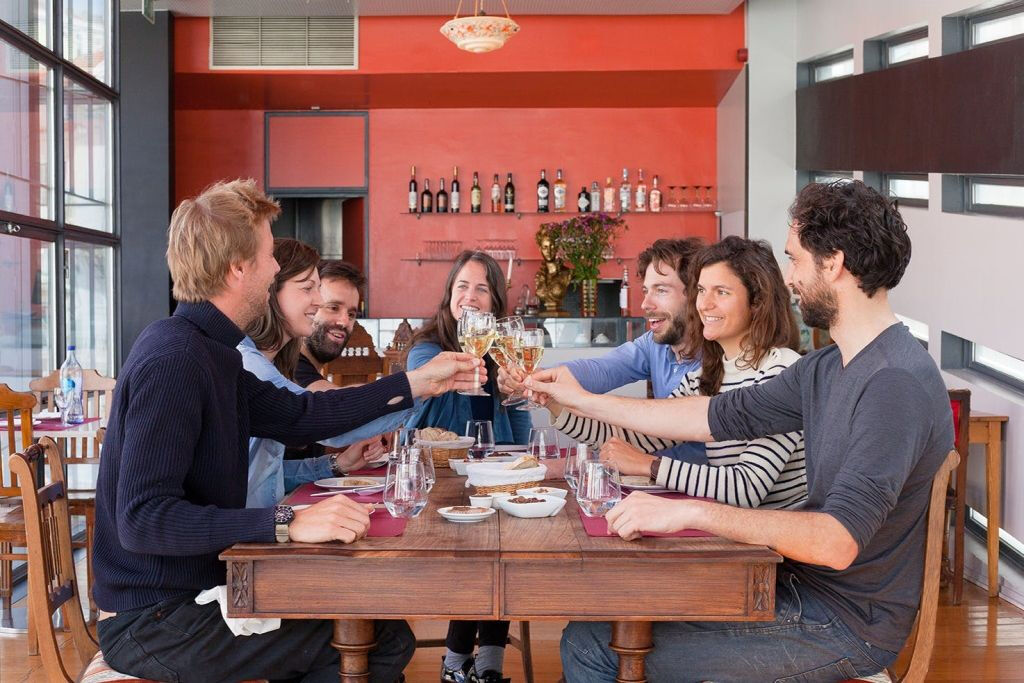 Lisbona: Tour gastronomico guidato + spettacolo di Fado