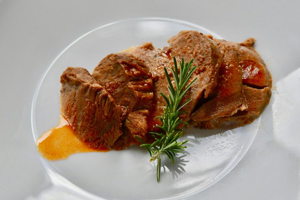 Lisbona: Tour gastronomico guidato + spettacolo di Fado