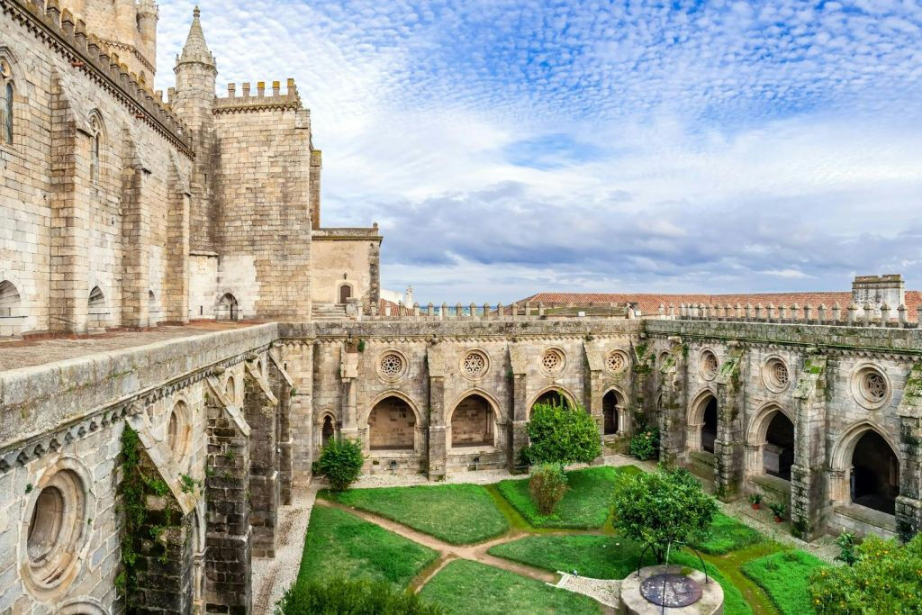 Evora: Guided City Tour + Wine Tasting