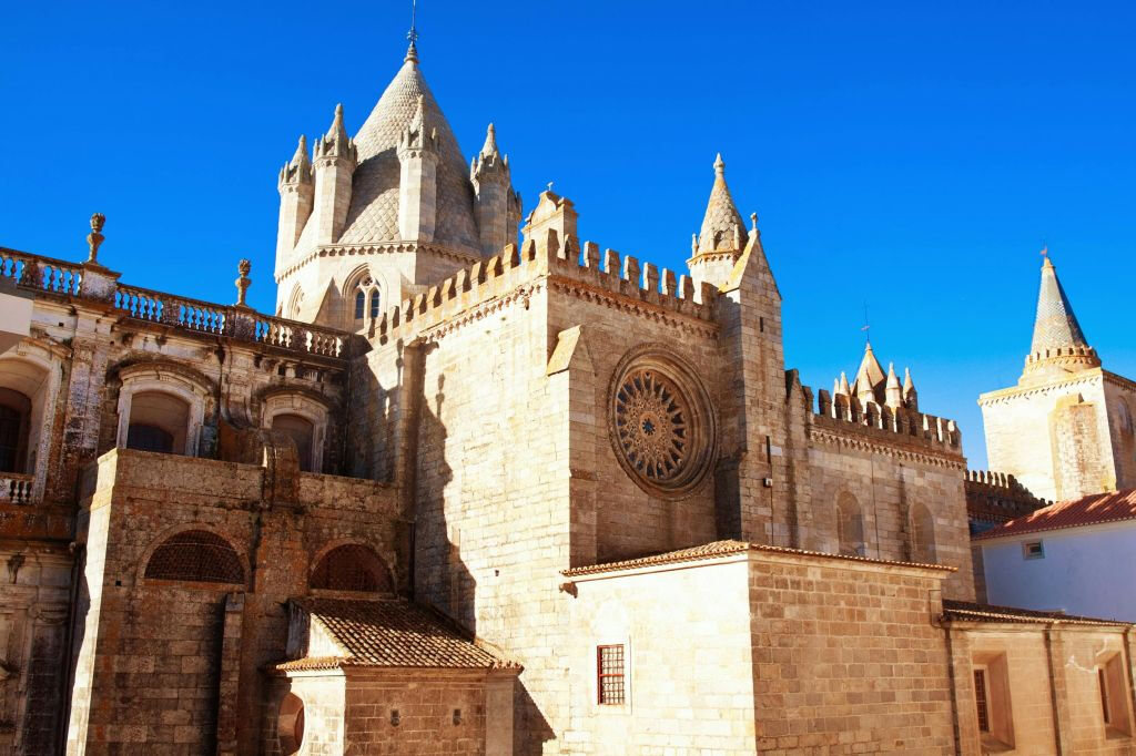 Evora: Guided City Tour + Wine Tasting