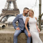 Paris: Professional Photoshoot at Eiffel Tower - 30 Minutes