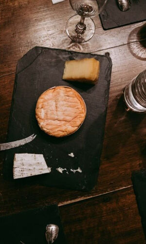 Paris : l'art de l'accord des fromages et des vins Dégustation dans une cave à fromages