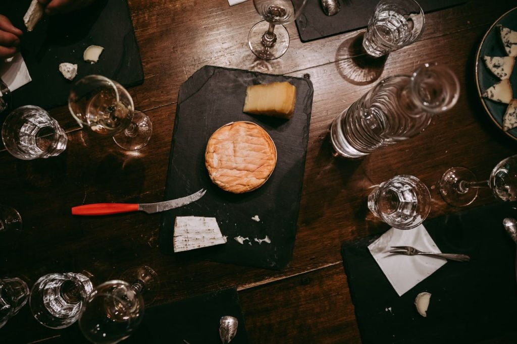 Degustazione pomeridiana di formaggi e vini in una cantina di Parigi