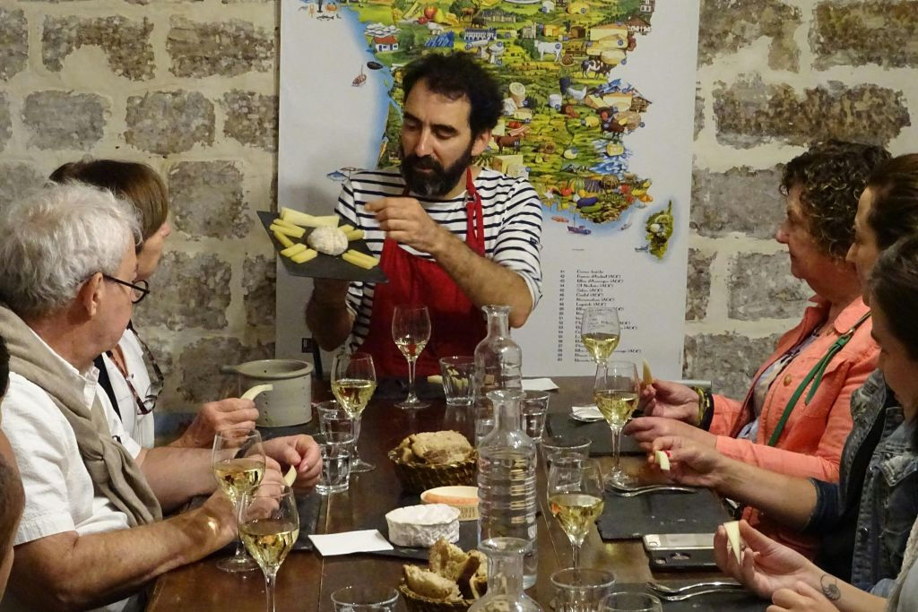Degustazione pomeridiana di formaggi e vini in una cantina di Parigi