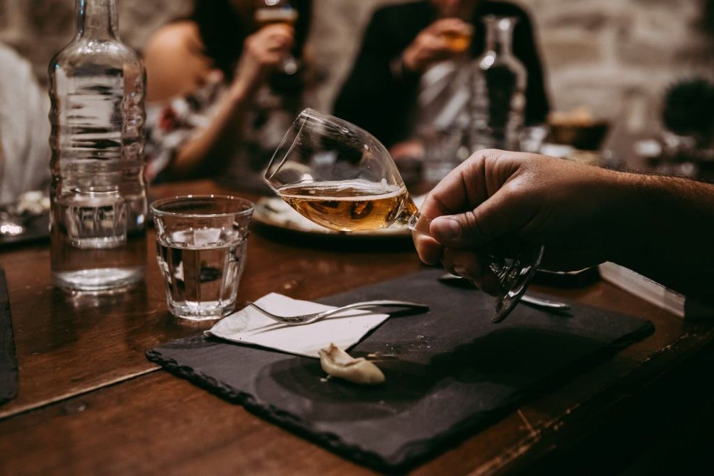 Degustazione pomeridiana di formaggi e vini in una cantina di Parigi