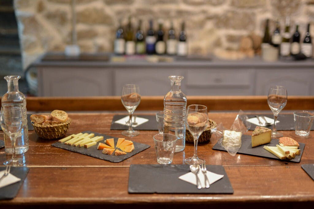 Degustazione pomeridiana di formaggi e vini in una cantina di Parigi