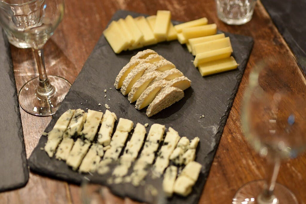 Degustazione pomeridiana di formaggi e vini in una cantina di Parigi