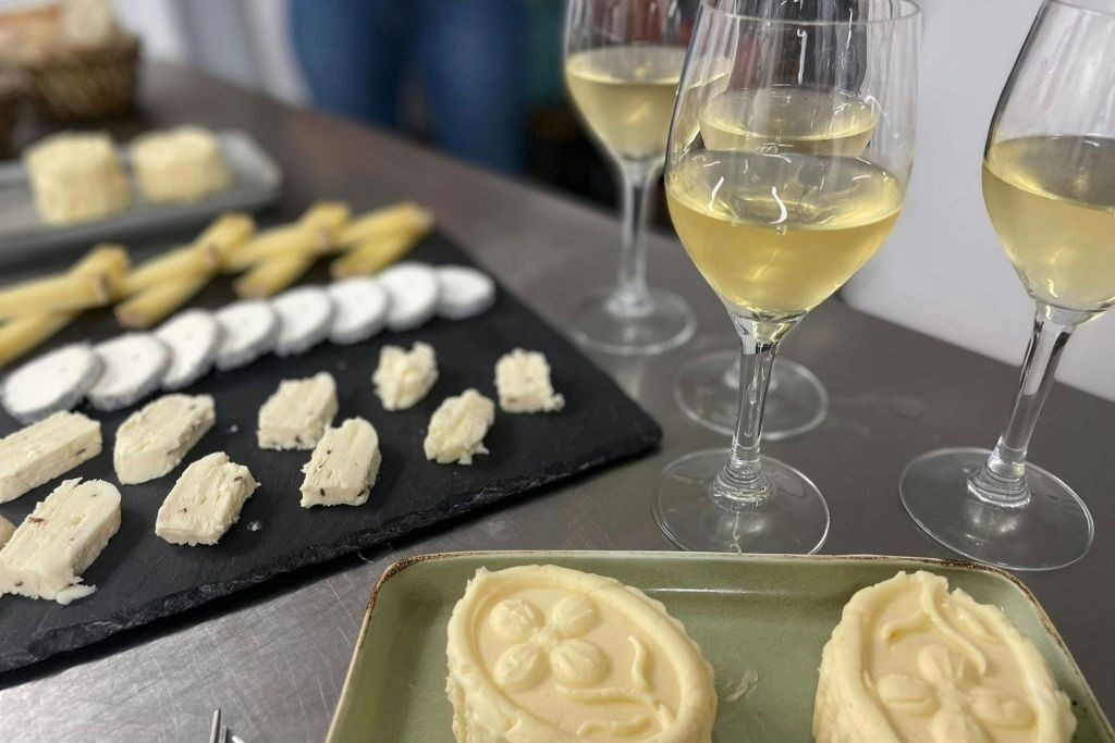 Workshop de fabricação de queijos em Paris, incluindo degustação de vinhos e queijos com um especialista