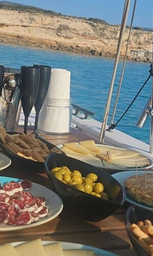 Ibiza: Paseo en Barco con Banana Boat, Comida y Barra Libre Premium