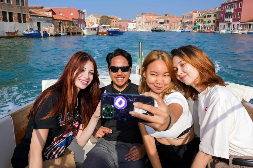 Excursión a las islas de Murano y Burano en barco privado con demostración de fabricación de encajes y soplado de vidrio