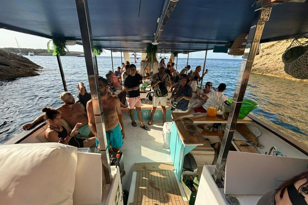 Ibiza: Paseo en Barco al Atardecer con Música, Tapas y Barra Libre Premium