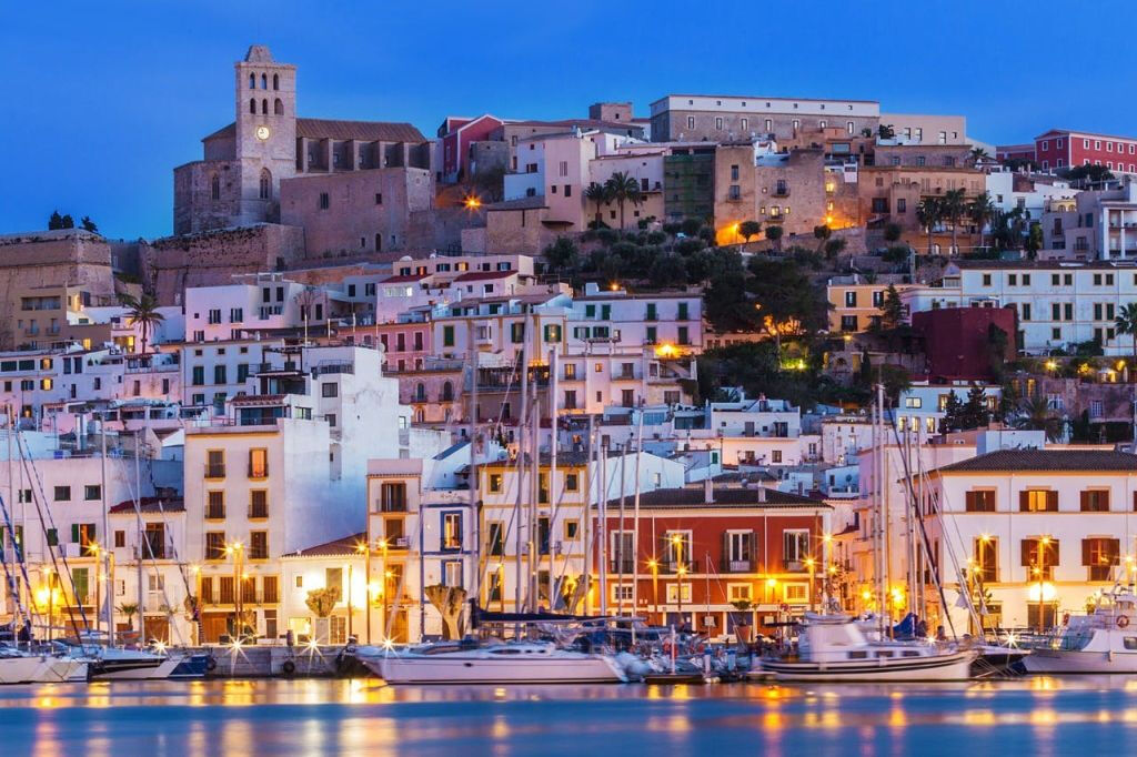 Ibiza: Paseo en Barco al Atardecer con Música, Tapas y Barra Libre Premium