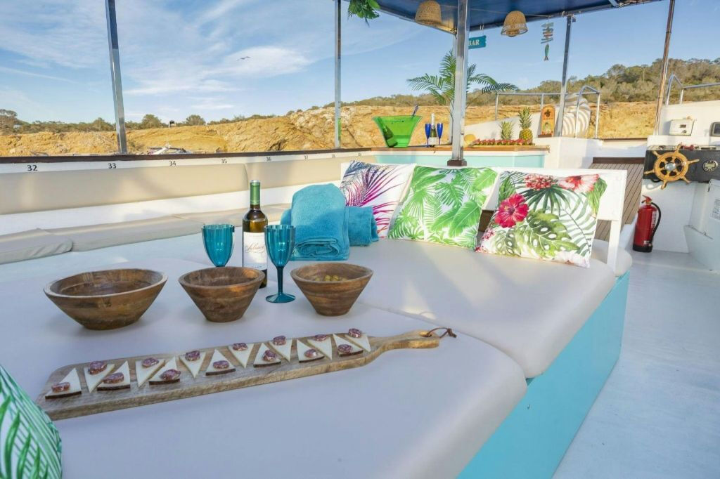 Ibiza: Paseo en Barco al Atardecer con Música, Tapas y Barra Libre Premium