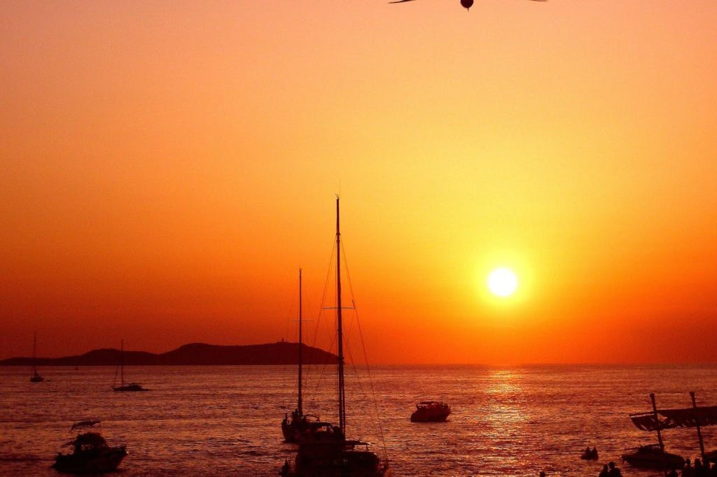 Ibiza: Paseo en Barco al Atardecer con Música, Tapas y Barra Libre Premium