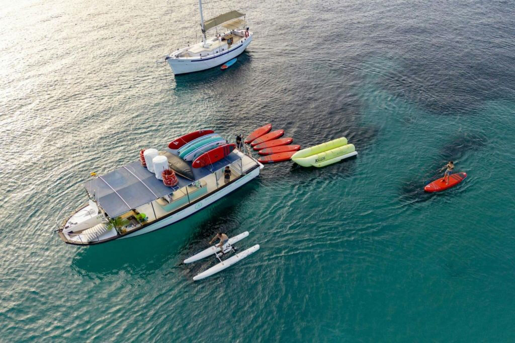 Ibiza: Paseo en Barco al Atardecer con Música, Tapas y Barra Libre Premium